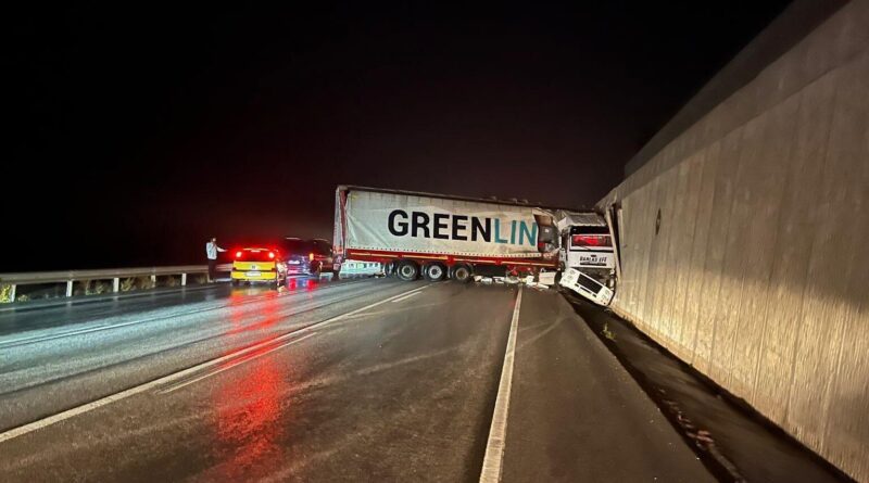 İznik-Yenişehir Yolu'nda Yağışlı Havada Trafik Kazası 1