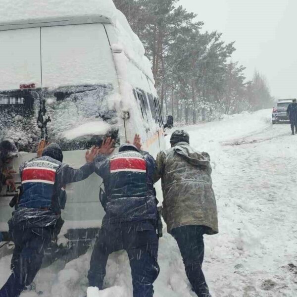 Jandarma ekipleri yol kenarında mahsur kalan araçları kurtardı-2