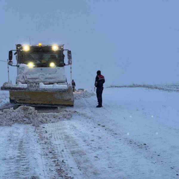 Jandarma ekipleri yol kenarında mahsur kalan araçları kurtardı-5