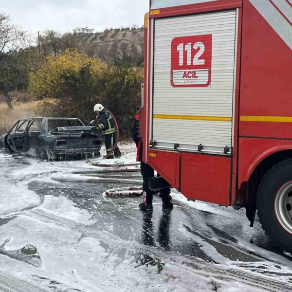 Kahramanmaraş'ta yangın çıkardığı otomobil-1