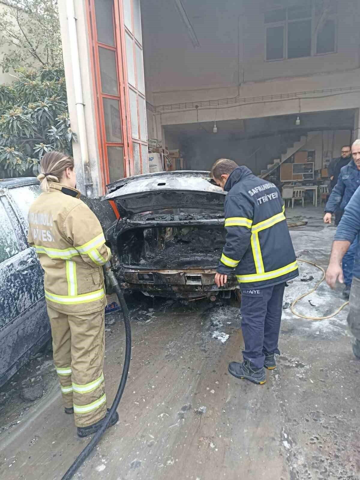 Karabük’te iki otomobilde yangın