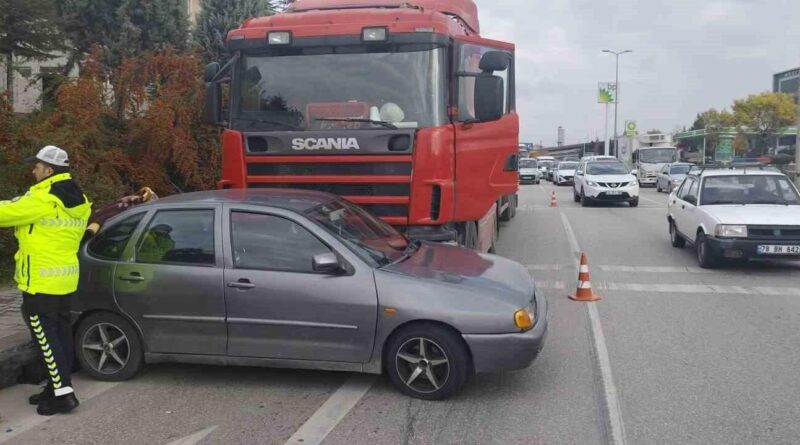 Karabük'te tır ile otomobil çarpışması 2 yaralı 1