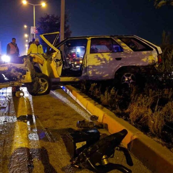 Karaman’da otobüsü sollamak isteyen otomobil refüjdeki ağaçlara çarptı: 2’si çocuk 4 yaralı