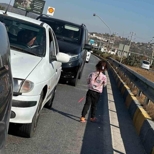 Karayolunda dilendirilen küçük çocukları adeta ölümle dans ettiriyorlar
-11