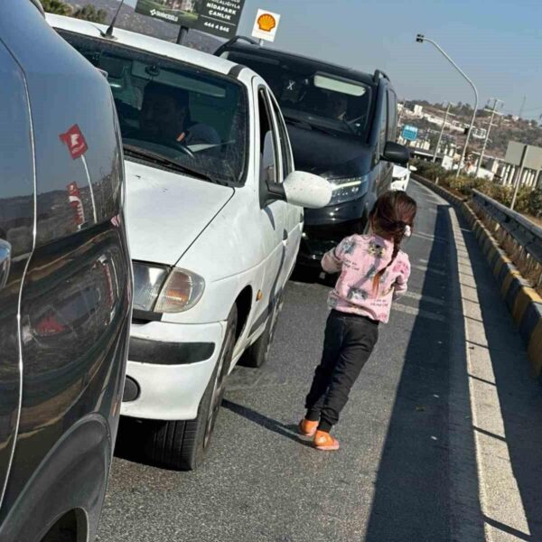 Karayolunda dilendirilen küçük çocukları adeta ölümle dans ettiriyorlar
-12