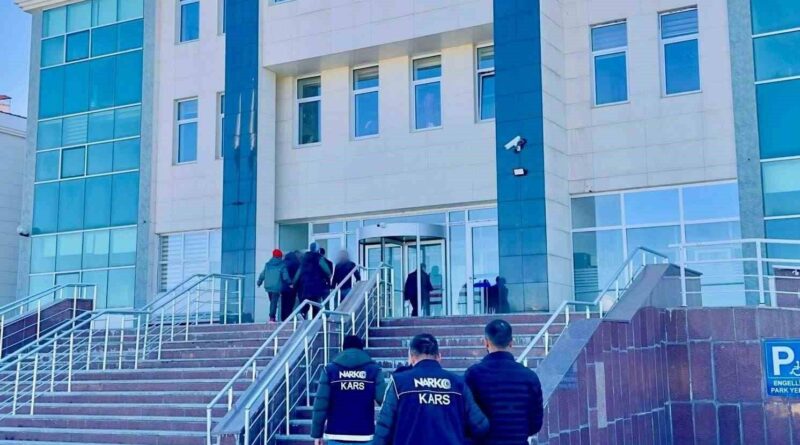 Kars'ta Uyuşturucu Tacirlerine Operasyon: 2 Kişi Gözaltına Alındı 1