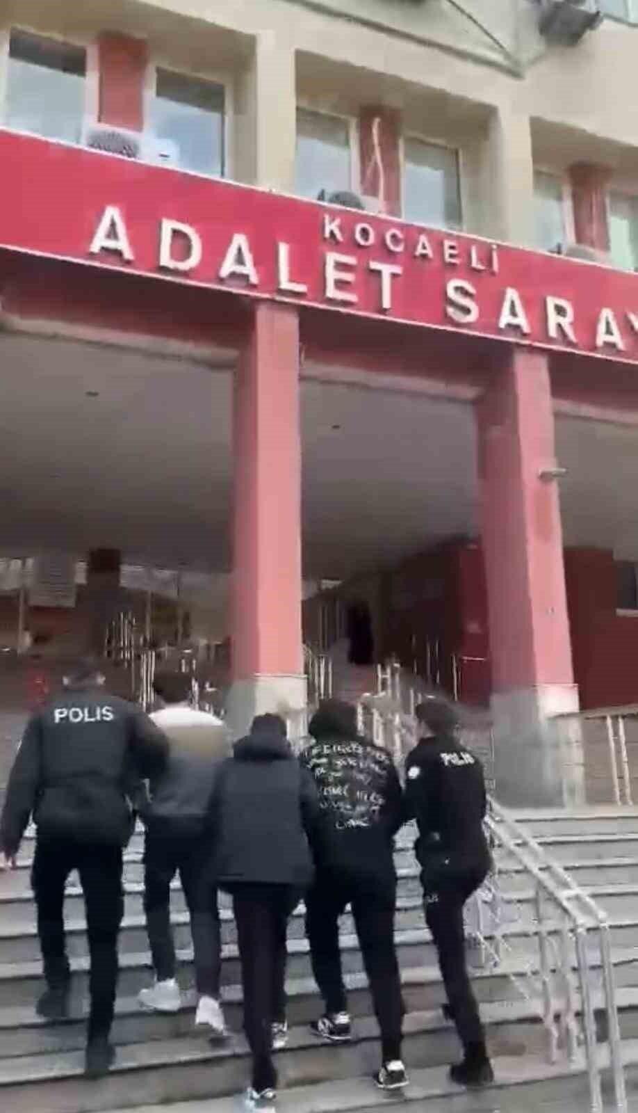 Kartepe’de Yabancı Uyruklu 3 Kişinin 51 Bin TL Değerinde Giyim Eşyası Çalmaya Karşı Tutuklanması