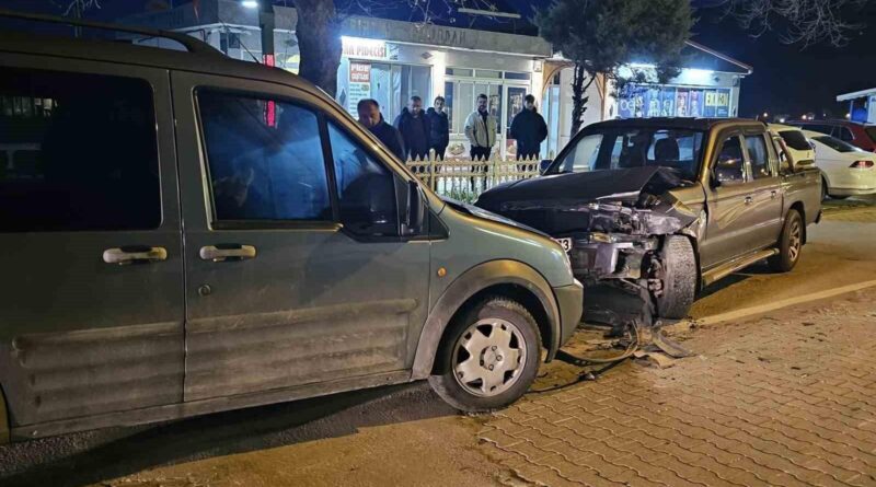 Kastamonu Cide'de Pikap ve Ticari Araç Çarpıştı 1