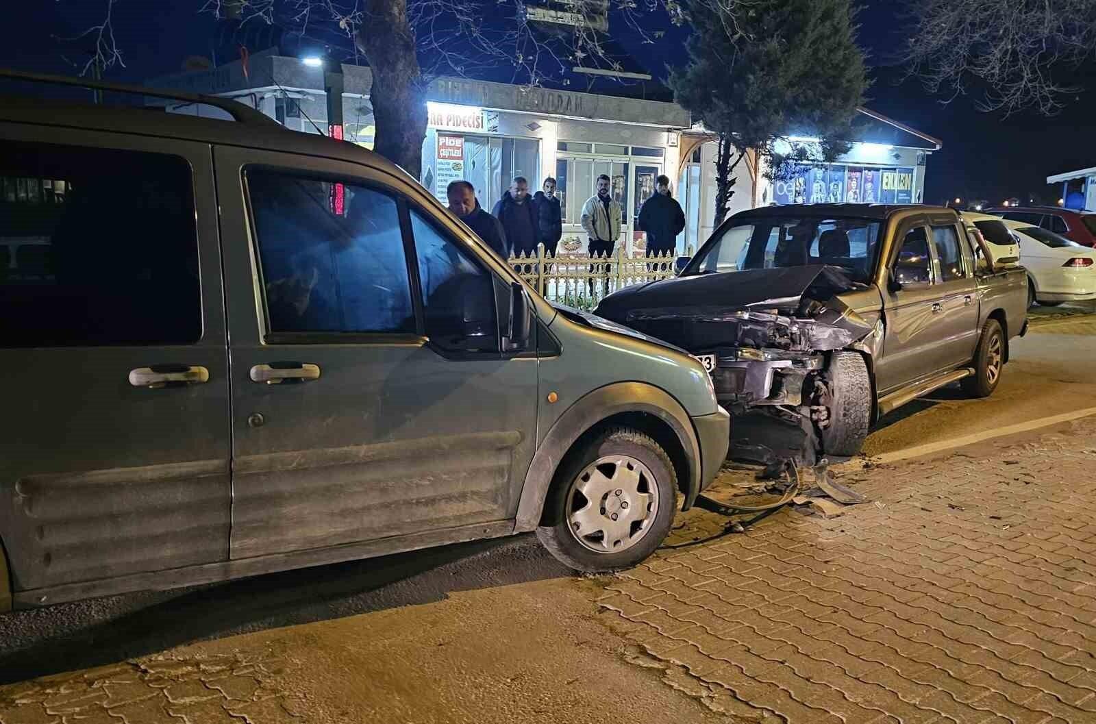 Kastamonu Cide’de Pikap ve Ticari Araç Çarpıştı