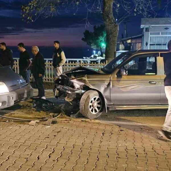 Kastamonu Cide ilçesinde görülen kaza sonucu araçlar ağır hasara uğradı-1