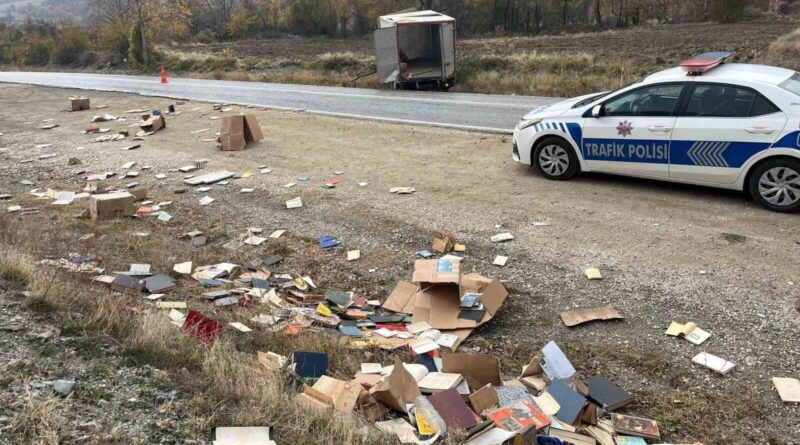 Kastamonu'da Kültür ve Turizm Bakanlığı kamyonu kaza yaptı - Kitaplar etrafa saçıldı 1