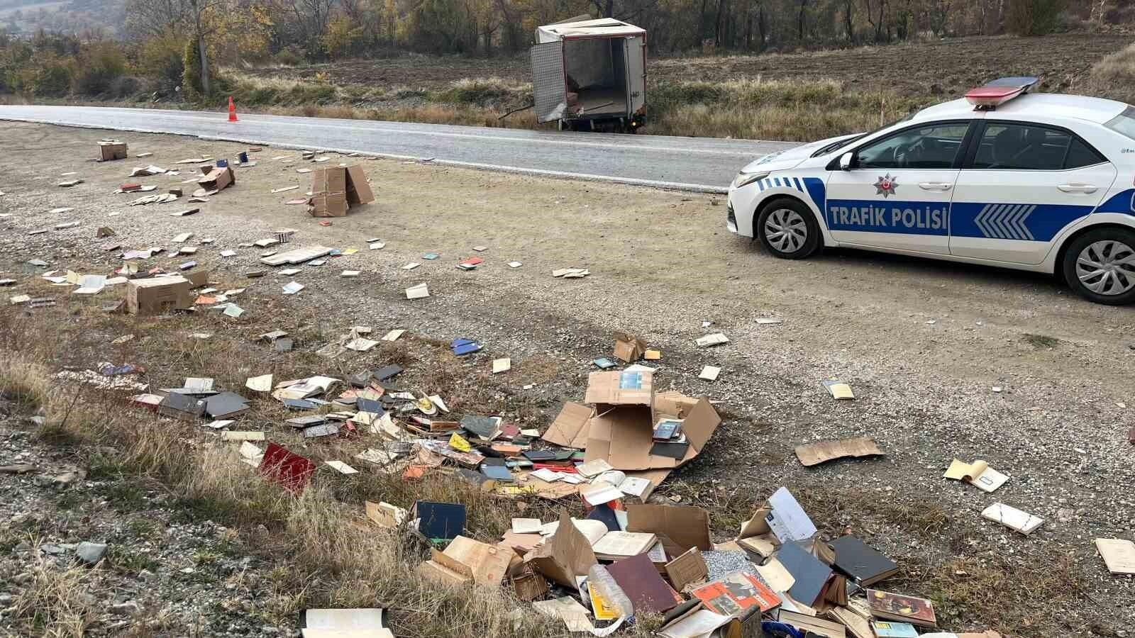 Kastamonu’da Kültür ve Turizm Bakanlığı kamyonu kaza yaptı – Kitaplar etrafa saçıldı