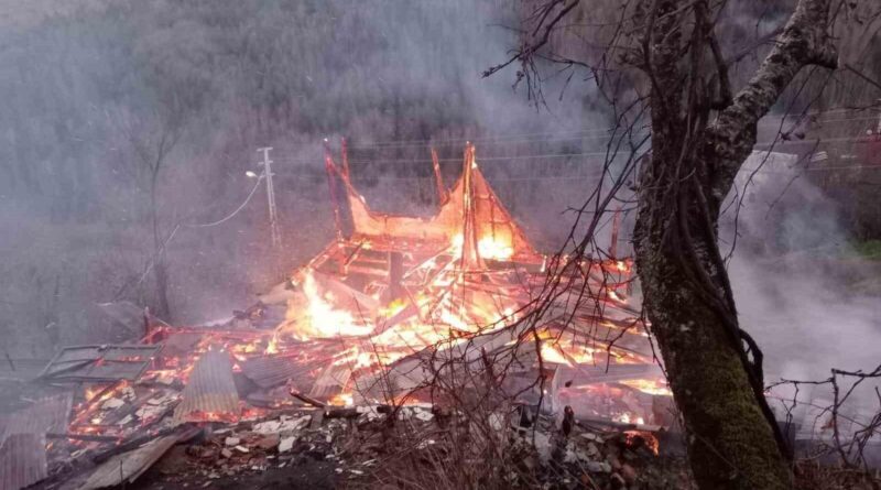 Kastamonu'nun Azdavay ilçesinde Fatma Çevir'e ait evin yangında kullanılmaz hale gelmesi 1