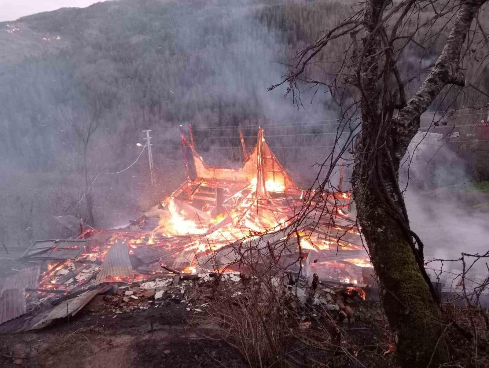 Kastamonu’nun Azdavay ilçesinde Fatma Çevir’e ait evin yangında kullanılmaz hale gelmesi