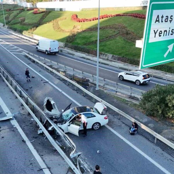 Kaza sonrası havadan görüntülenen otomobil-2