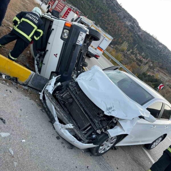 Kaza sonucu yaralıların ambulansla hastaneye kaldırılması-1