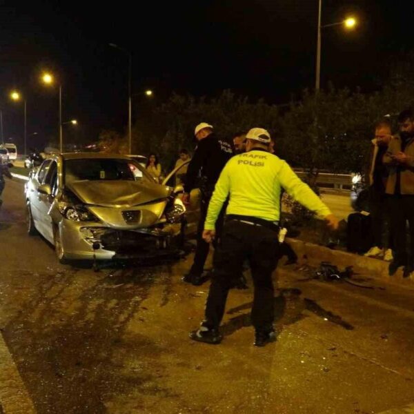 Kazada aracın içinde sıkışan annesinin elini bir an olsun bırakmadı-12