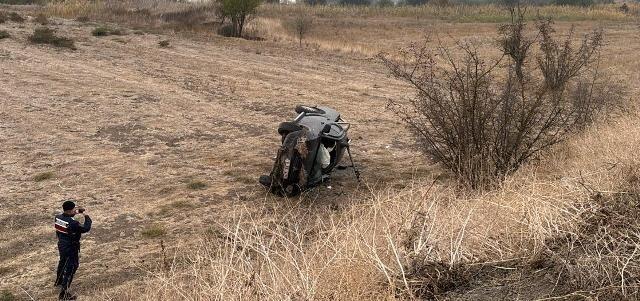 Kepsut'ta Otomobil Tarlaya Uçarak Yan Döndü 1