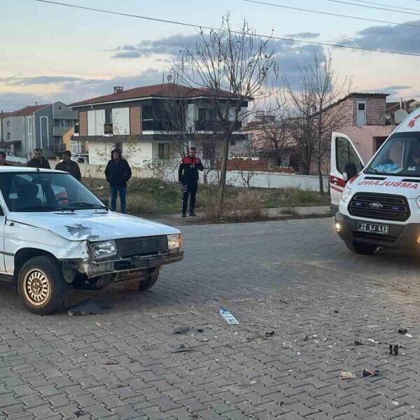 Keşan'da motosiklet ve otomobil kazasında yaralılar ambulansla kaldırılıyor