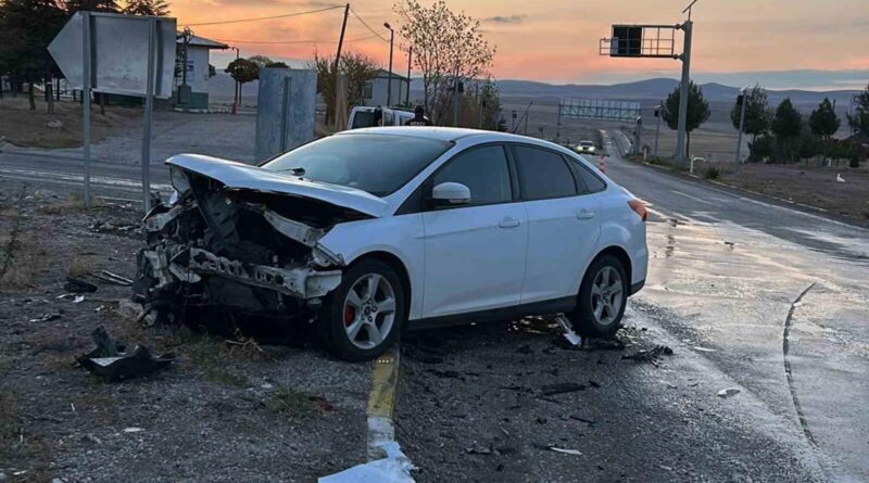 Kırıkkale'de Kaza Sonucu Polis Memuru ve Yabancı Uyruklu Şahıs Yaralandı 1