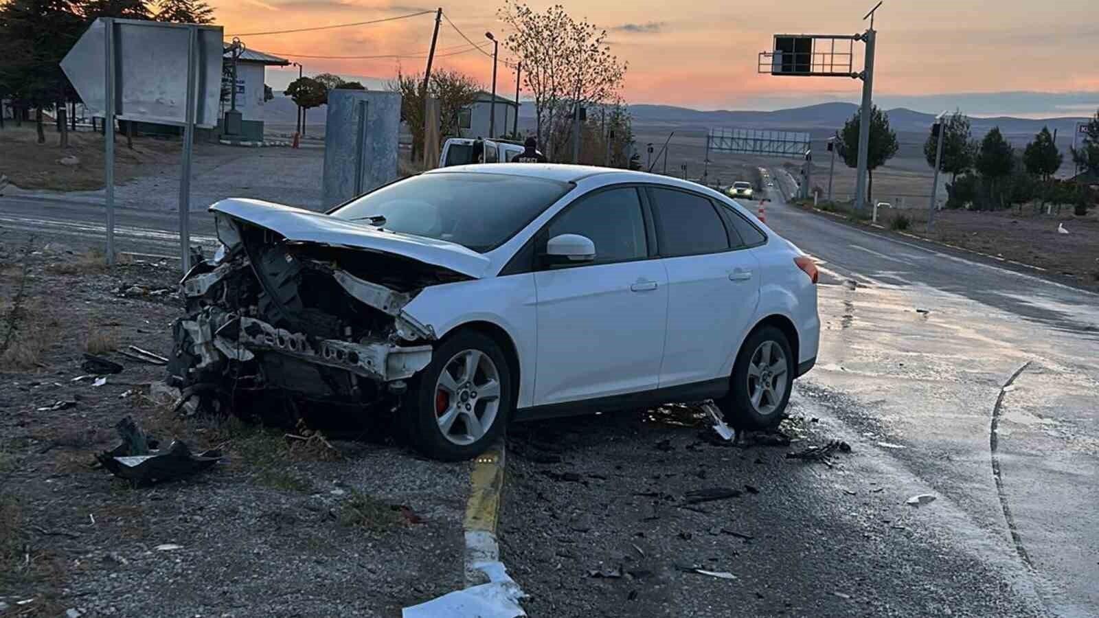 Kırıkkale’de Kaza Sonucu Polis Memuru ve Yabancı Uyruklu Şahıs Yaralandı