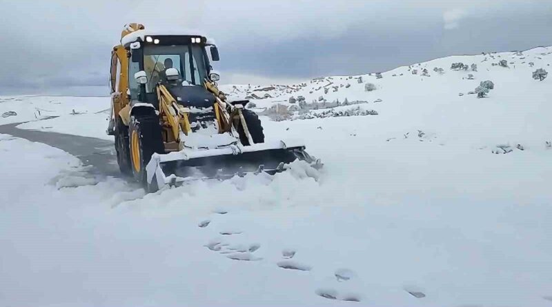 Kırıkkale'de Yollar Karla Açıldı; Mahsur Kalan Ambulanlar Kurtarıldı 1