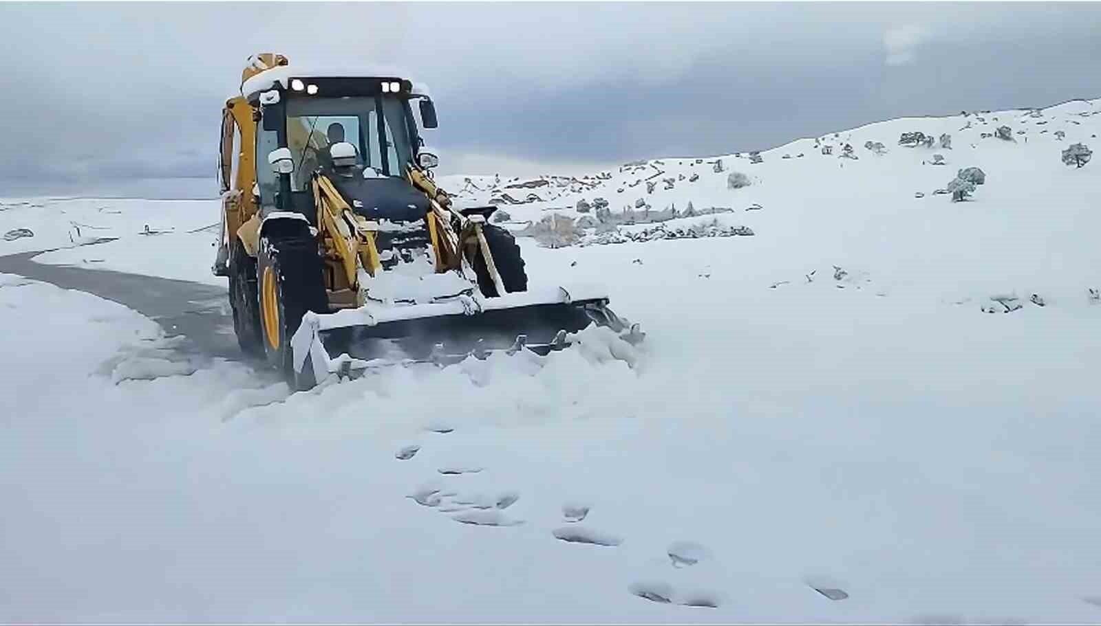 Kırıkkale’de Yollar Karla Açıldı; Mahsur Kalan Ambulanlar Kurtarıldı