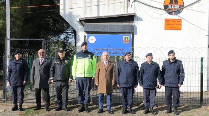 Kırklareli Valisi Uğur Turan, jandarma ile trafik kontrolü yaptı 1