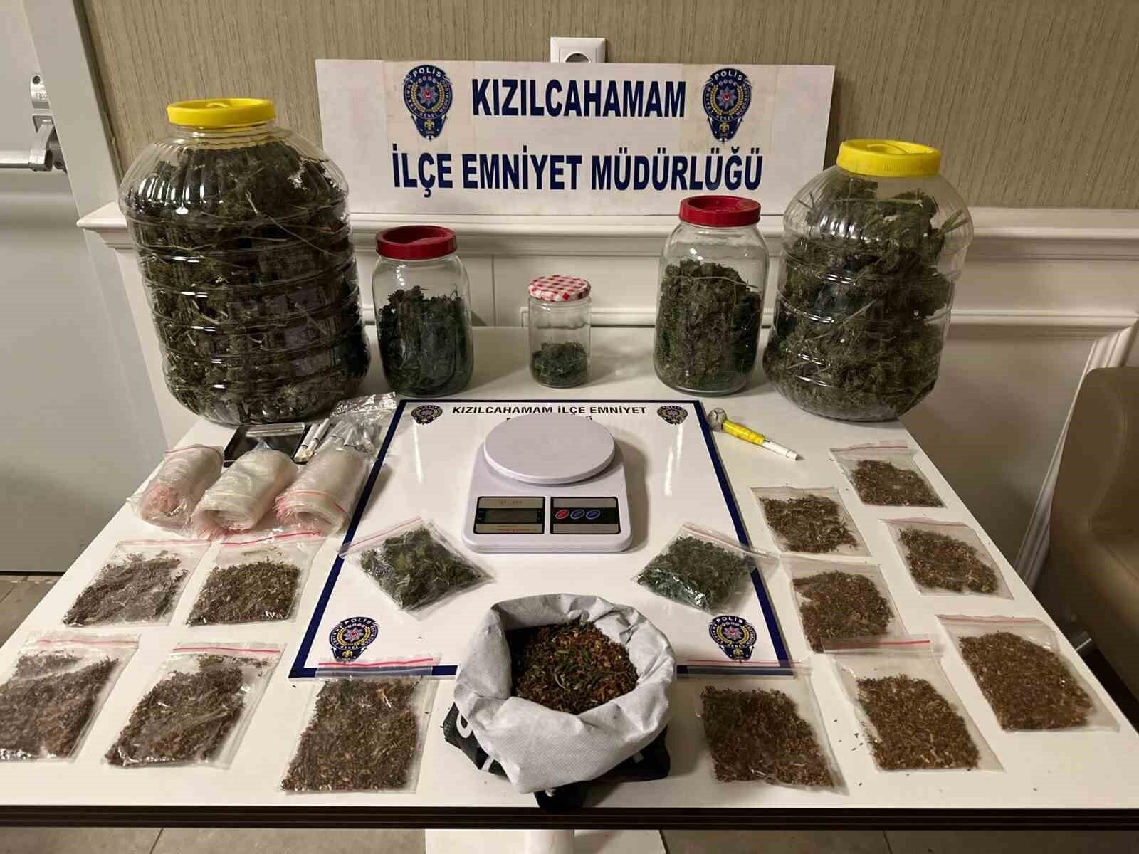 Kızılcahamam’da 4 Kilogram Esrar ve Uc Ele Geçiriliyor