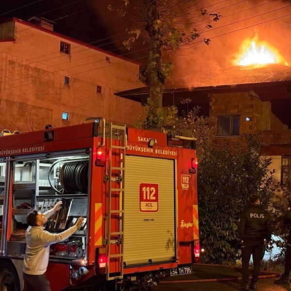 Kocaali ilçesinde çıkan yangının çatı üzerindeki etkisi-1