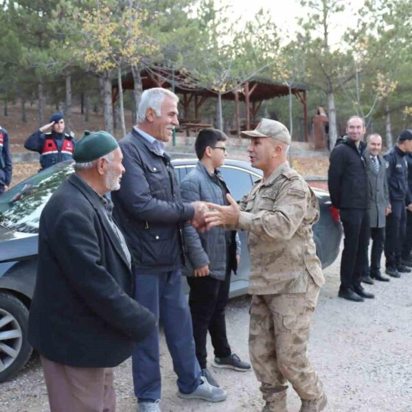 Komandoların tekmil törenine katılan Günyüzü İlçe Jandarma Komutanlığı personeli, vatandaşlar ve çocuklar. -2