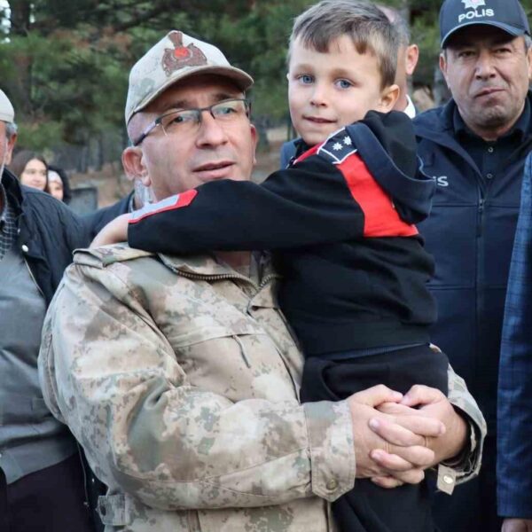 Komandoların tekmil törenine katılan Günyüzü İlçe Jandarma Komutanlığı personeli, vatandaşlar ve çocuklar. -5