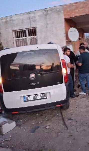 Kontrolden çıkan araç gecekonduya daldı, ortalık savaş alanına döndü: 3 yaralı
-16