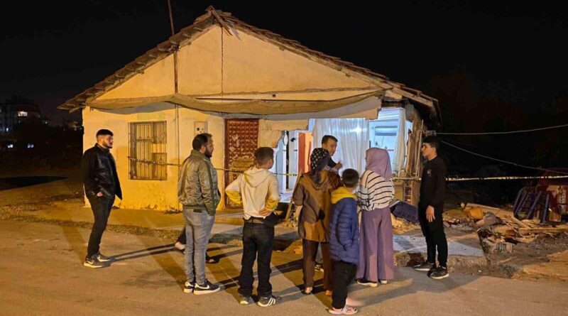 Kontrolden çıkan araç gecekonduya daldı, ortalık savaş alanına döndü: 3 yaralı 1