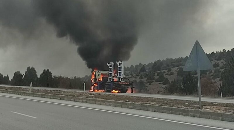 Konya'da Beklenmedik Yangın: Oto Çekici Alevlere Teslim Oldu 1