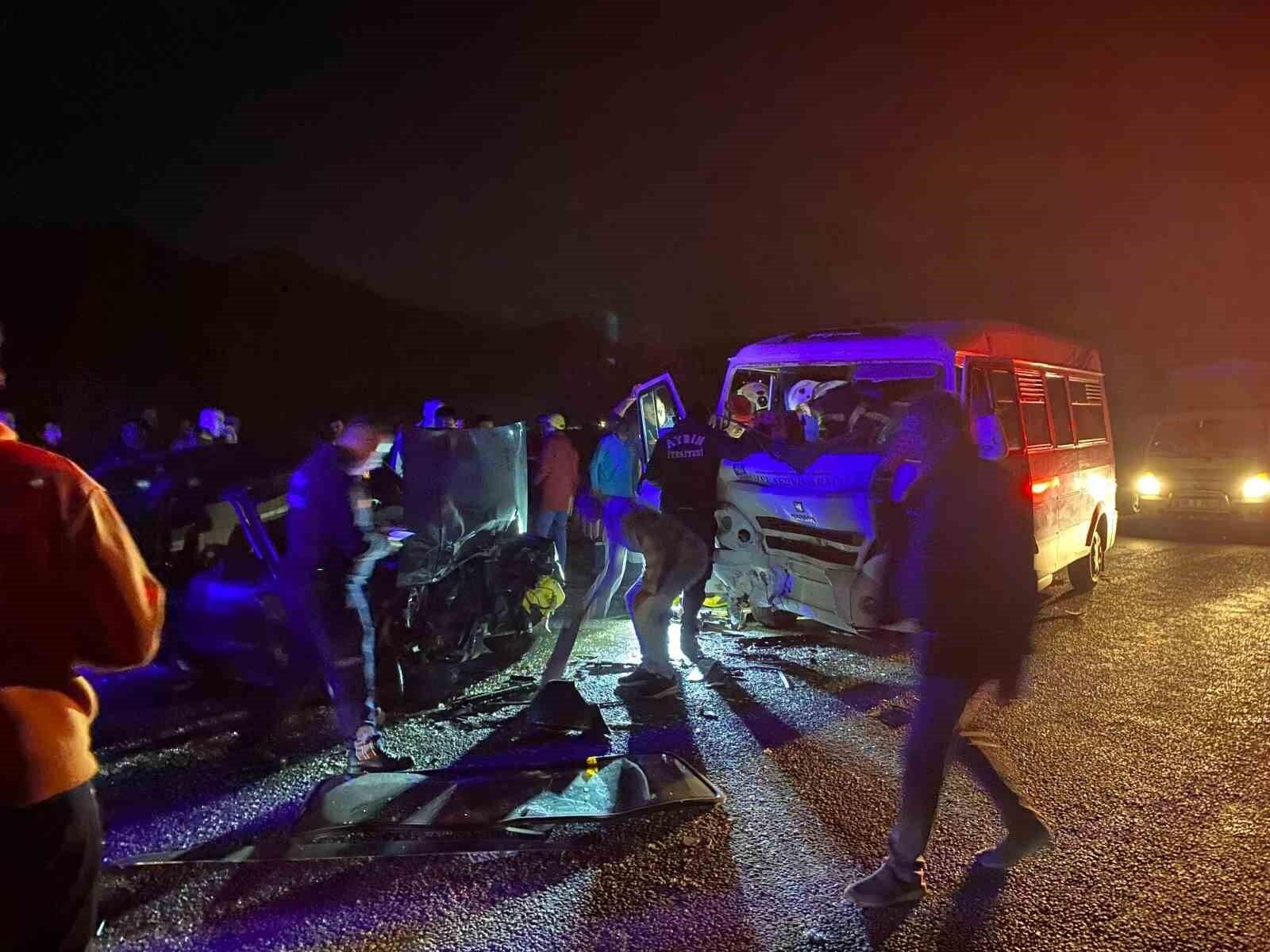 Köşk’te Servis ve Otomobil Kafa Kafaya Çarpıştı 10 Kişi Yaralandı