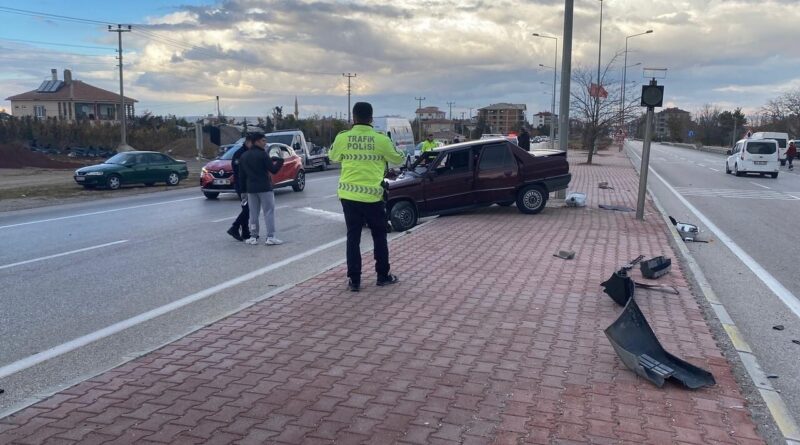 Kulu'da Sürücü Kontrolden Çıkarak Aydınlatma Direğine Çarpması Sonucu Yaralandı 1