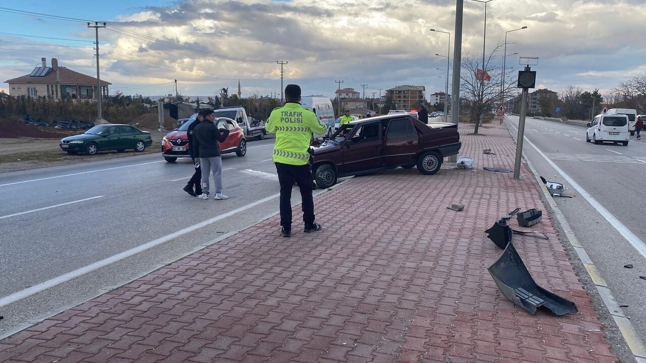 Kulu’da Sürücü Kontrolden Çıkarak Aydınlatma Direğine Çarpması Sonucu Yaralandı