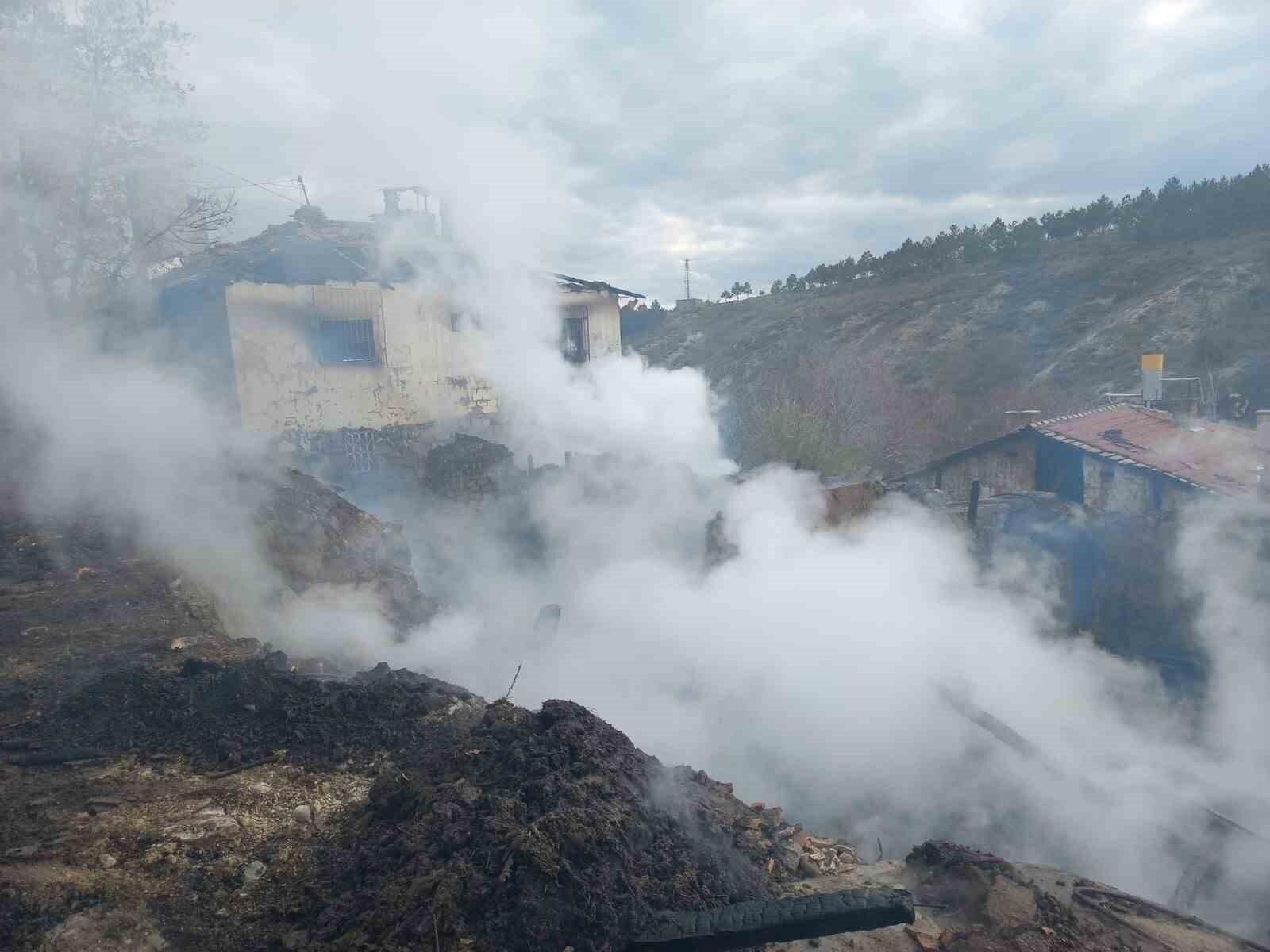 Kurşunlu’nda R.Ç.’ye ait ev, ahır ve samanlık yangında kullanılmaz hale geldi