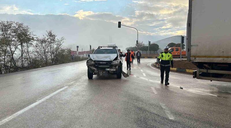 Kurubenzinlik Kavşağında Trafik Kazasında 2 Kişi Yaralandı 1