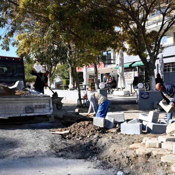 Kuşadası’nda yol yapım ve bakım çalışmaları sürüyor
-10