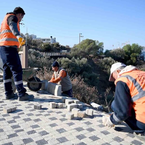 Kuşadası’nda yol yapım ve bakım çalışmaları sürüyor
-12