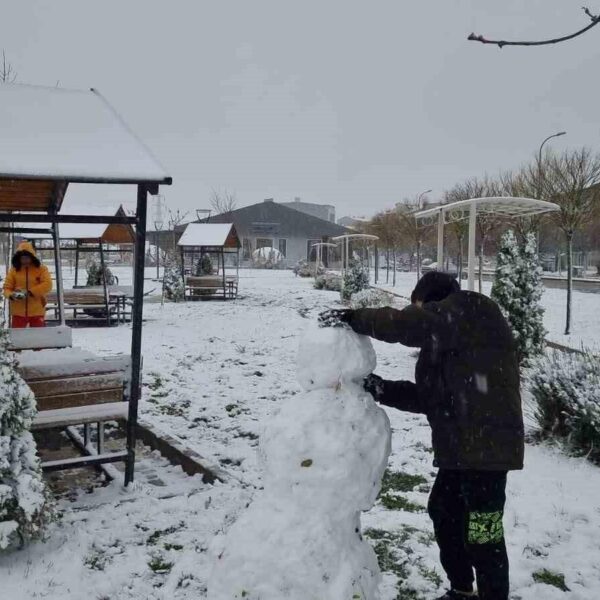 Kütahya'da kar yağışı nedeniyle yol kapatıldı-1