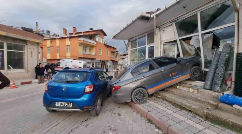 Kütahya Domaniç'te Kontrolsüz Otomobil Kazası: Yayan Yaralandı, Araçlar Hasar Gördü 7