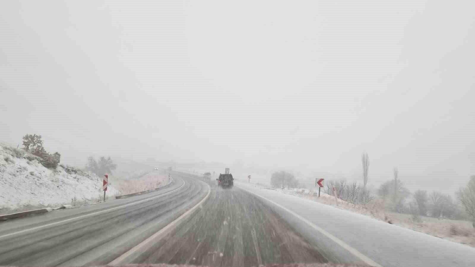 Kütahya’nın Domaniç-İnegöl Dağ Yolu Yoğun Kar ve Tipi Nedeniyle Kapandı