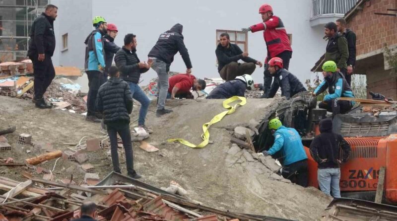 Malatya'da Deprem Hasar Gören Bina Yıkılırken Operatör Enkaz Altında Kaldı 1