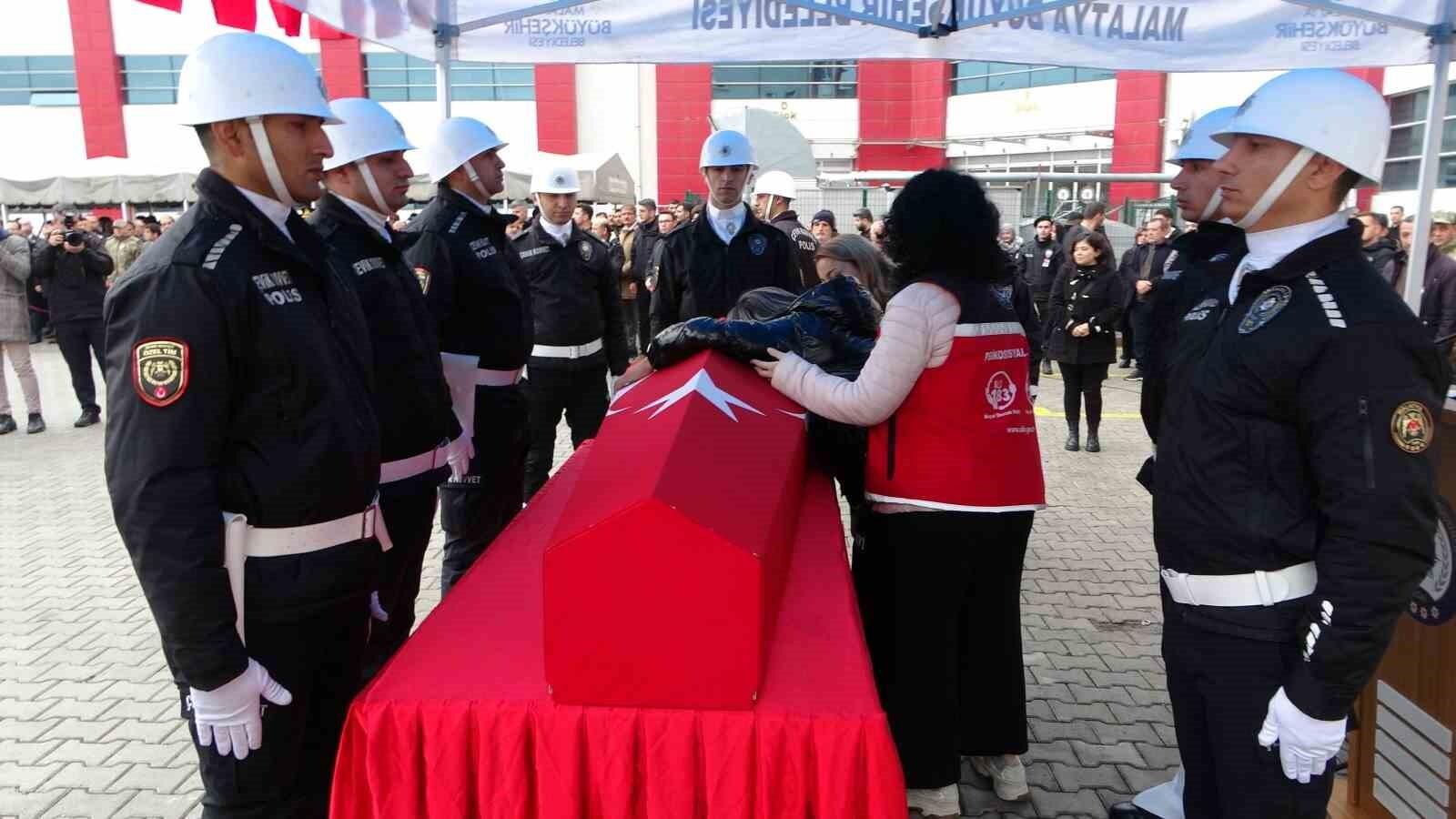 Malatya’da Devrilen Tırda Şehit Olan Polis Memuru Lütfü Beykoz’un Cenaze Törenine Önemli Kişiler Katıldı