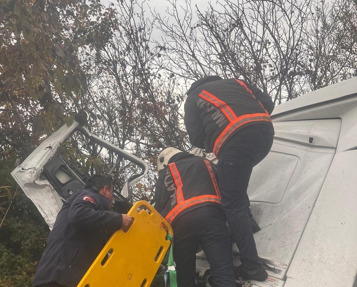 Malatya’da Kontrolden Çıkan Tırın Çarpması Sonucu 1 Kişi Ağır Yara