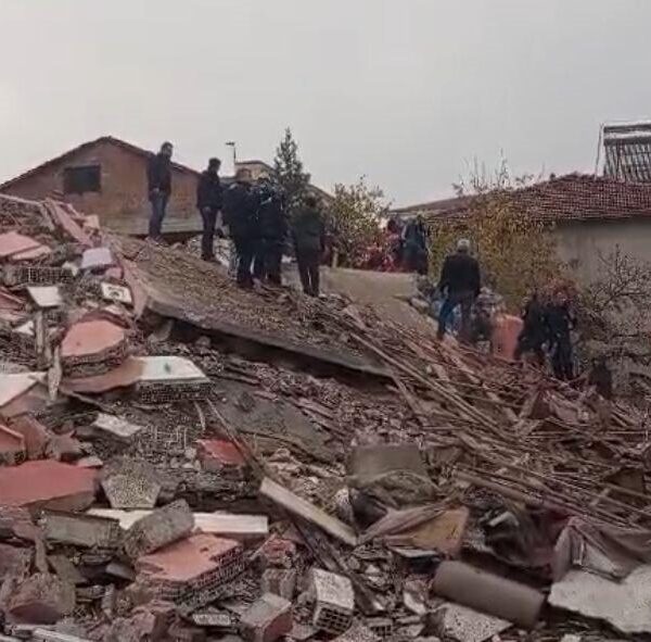 Malatya'da yıkım kazasında kepçe operatörü kurtarma çalışmaları devam ediyor.-3