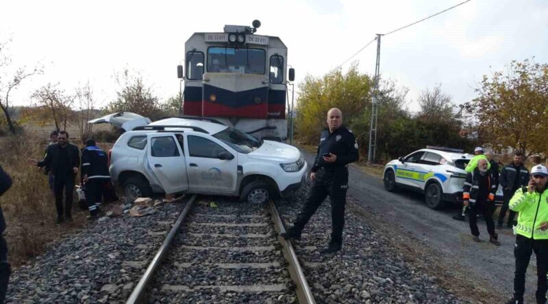 Malatya'da Yük Treni ile Araç Çarpışması 2 Kişi Yaralandı 1